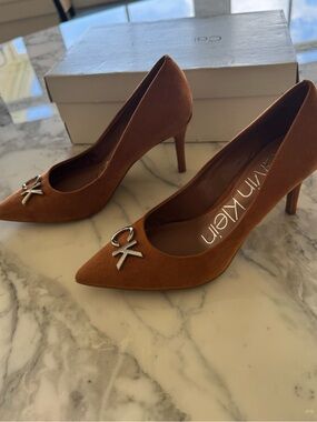 New Calvin Klein Greta Chestnut Suede Pointed-Toe Pumps, Silver Metal CK Logo